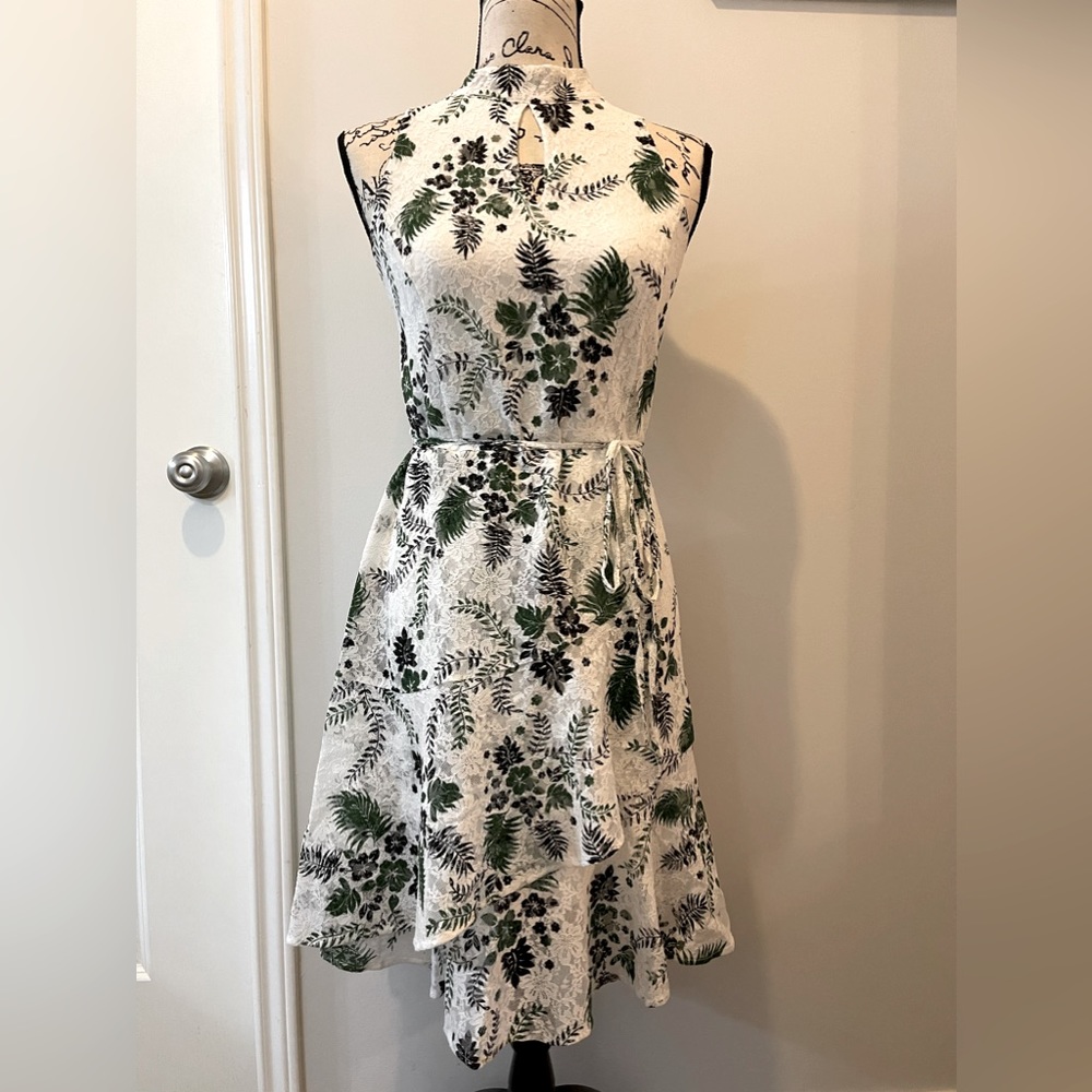 The New York & Company sleeveless keyhole floral dress size 8